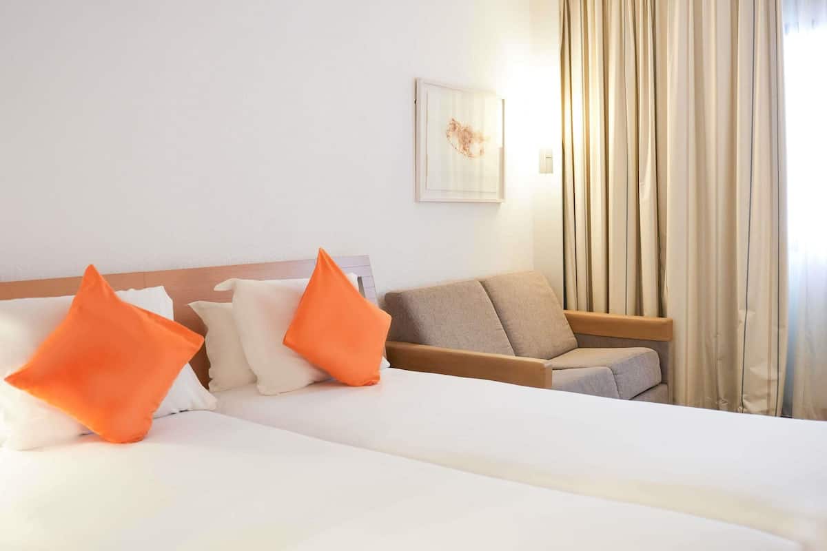 Superior Room, 2 Single Beds | 미니바, 객실 내 금고, 책상, 방음 설비