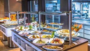 Un bufé con diversos alimentos y una vitrina.