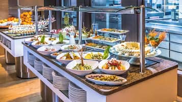 供應早餐、午餐和晚餐,國際料理