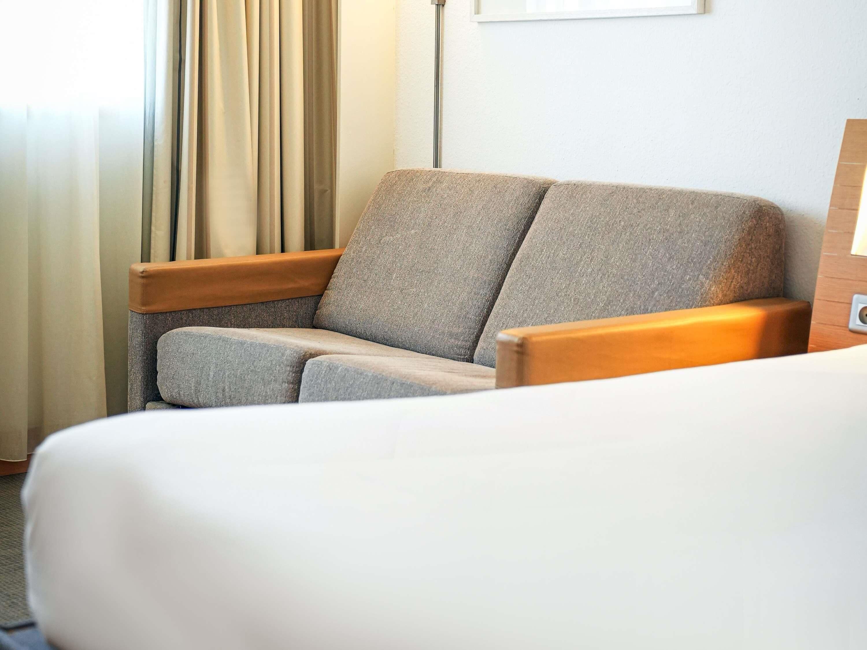 ميني بار وخزنة داخل الغرفة ومكتب وتجهيزات عازلة للصوت