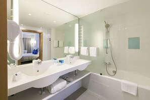 Rainfall showerhead, eco-friendly toiletries, hair dryer, towels - Novotel Tunis (Tunis)