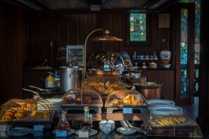 Daily buffet breakfast for a fee - 137 Pillars House (Chiang Mai)
