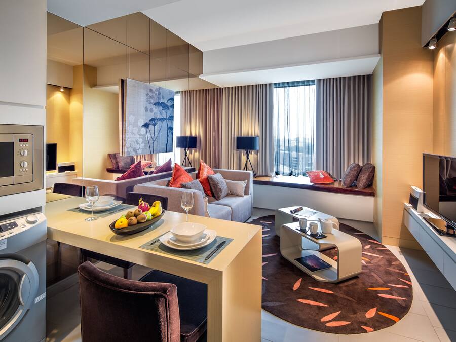 Executive Deluxe Suite | Minibar, in-room safe, desk, laptop workspace