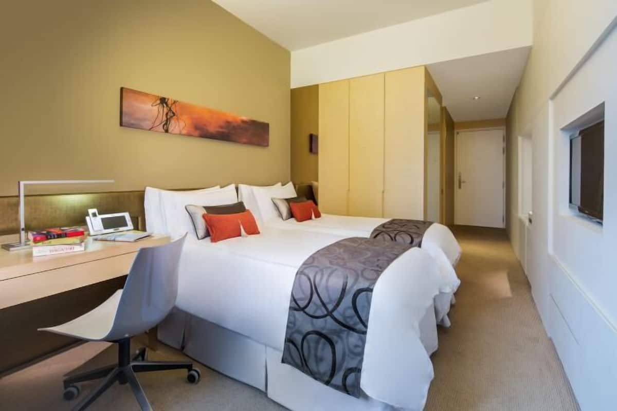 Minibar, coffres-forts dans les chambres, bureau