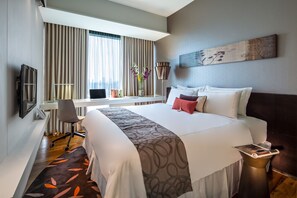 Minibar, caja de seguridad en la habitación y escritorio