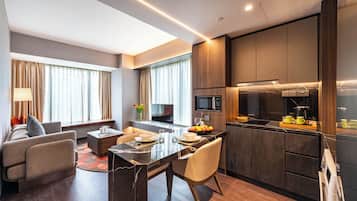 Executive Premier Suite | Minibar, in-room safe, desk, laptop workspace