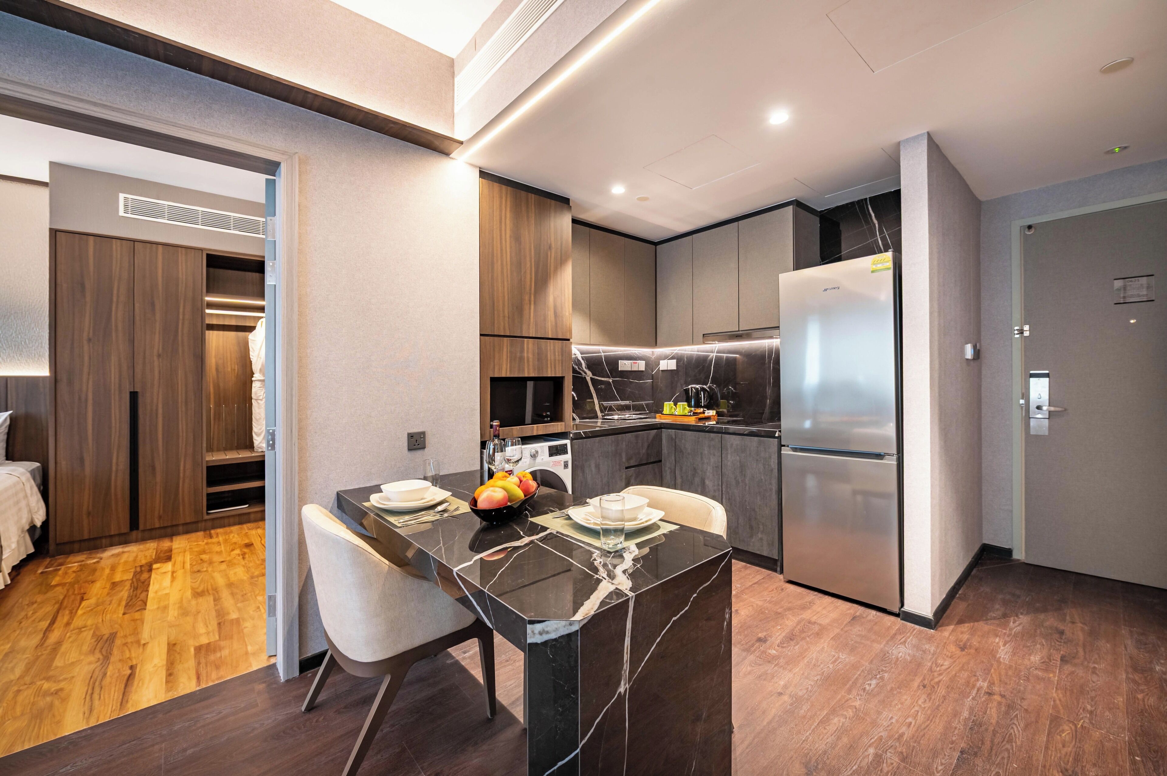 Suite, 2 Bedrooms | Bar mini, peti besi dalam bilik, meja, ruang kerja komputer riba 