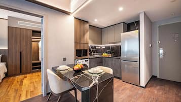 Phòng Suite, 2 phòng ngủ | Minibar, két bảo mật tại phòng, bàn