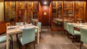 2 restaurants, breakfast, lunch, dinner served; international cuisine