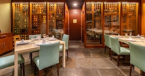 2 restaurants, breakfast, lunch, dinner served; international cuisine