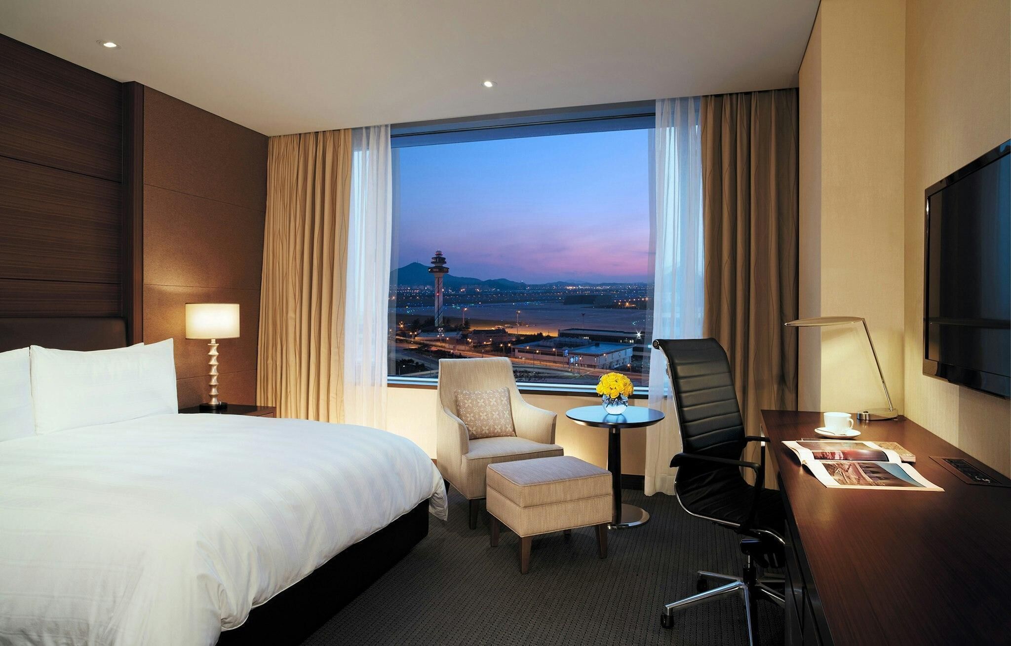 Deluxe Room, 1 Katil Kelamin (Double) (Airport View) | Gebar bulu kapas, busa memori, peti besi dalam bilik 