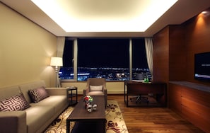 Superior Suite Double, Airport View | 起居區 | 40-吋平面電視、衛星頻道、電視