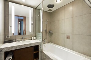 Bathtub, deep-soaking bathtub, hair dryer, bathrobes - LOTTE CITY HOTEL GIMPO AIRPORT (Seoul)
