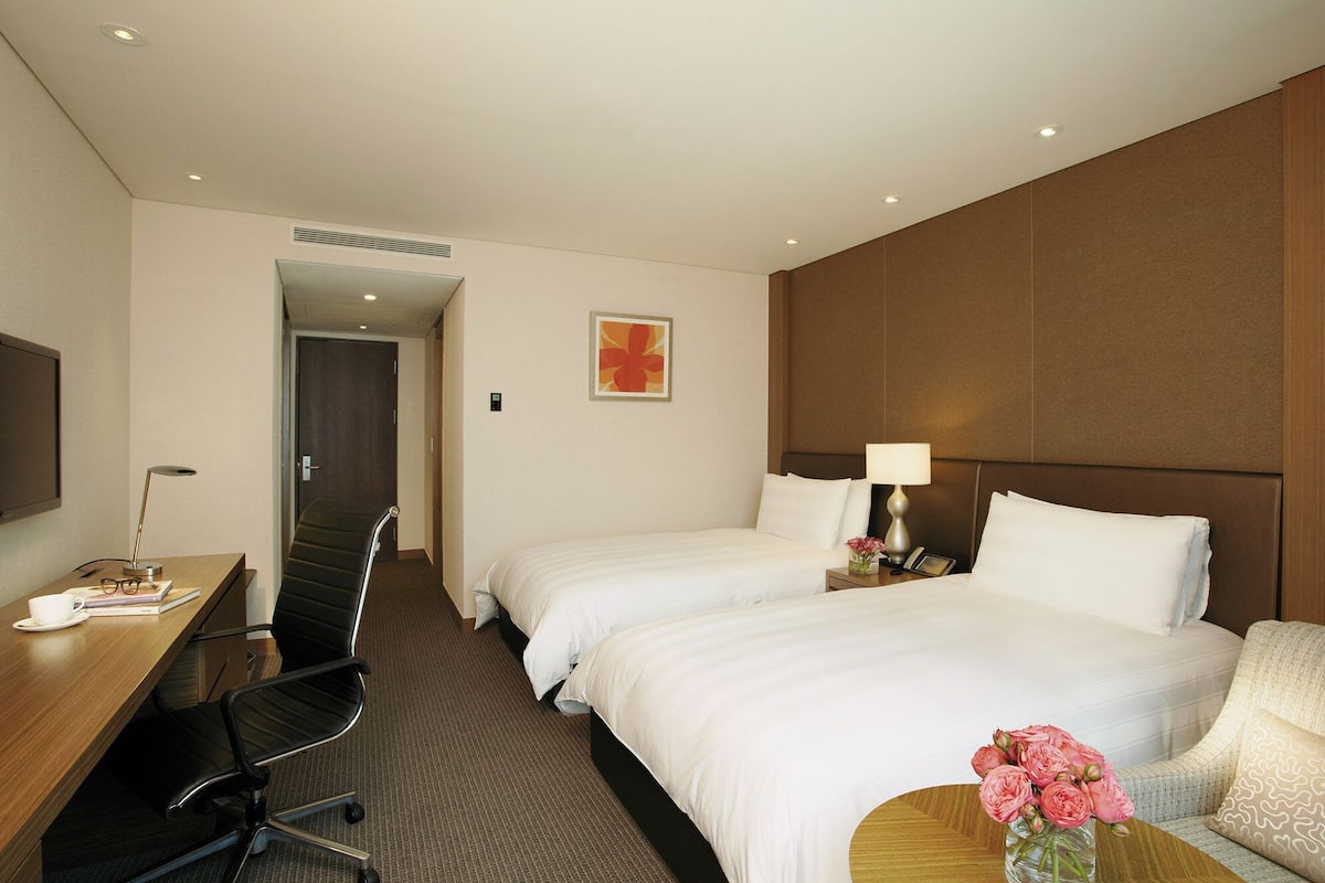Down duvets, memory-foam beds, in-room safe, desk