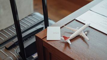 A wooden table with a white card labeled "HOTEL CITY HOTELS" and a model airplane.