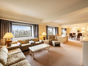 Phòng Suite, không hút thuốc, quang cảnh công viên (High Floor) | Chăn bông, két bảo mật tại phòng, màn/rèm cản sáng 