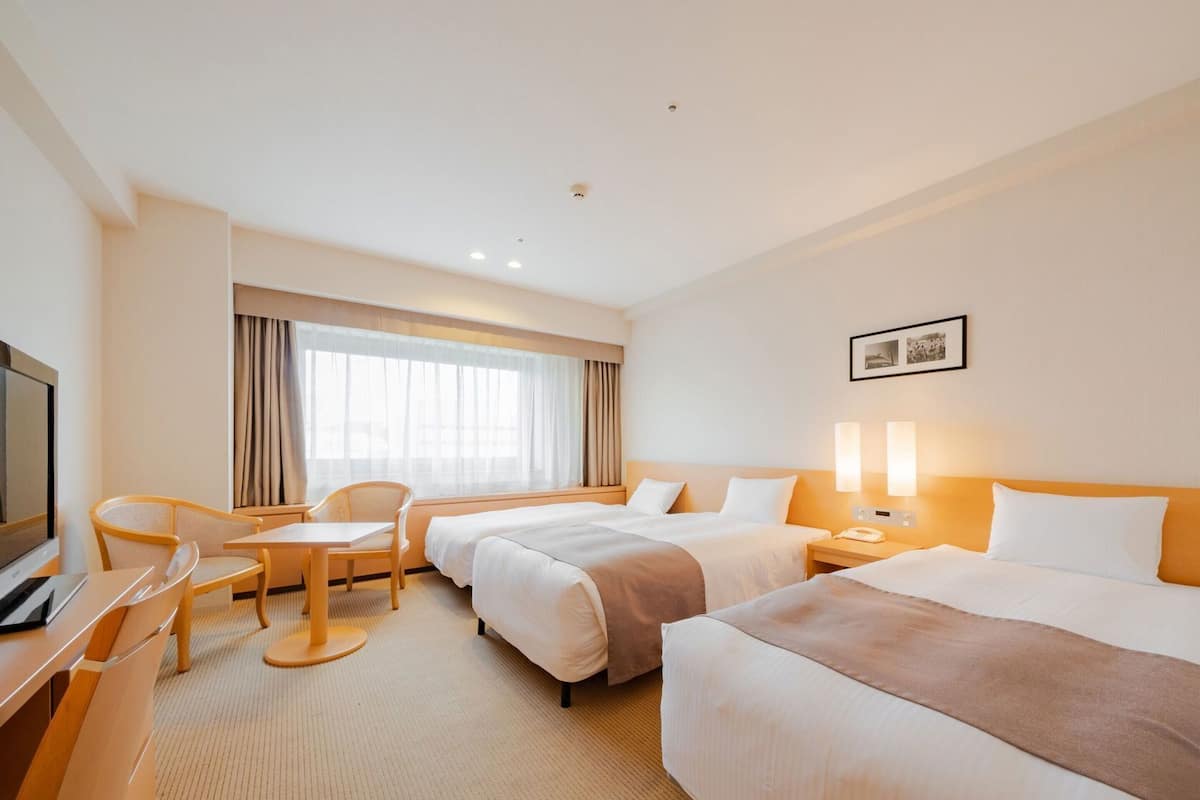 Cobrellits, caixa forta a l'habitació i cortines opaques