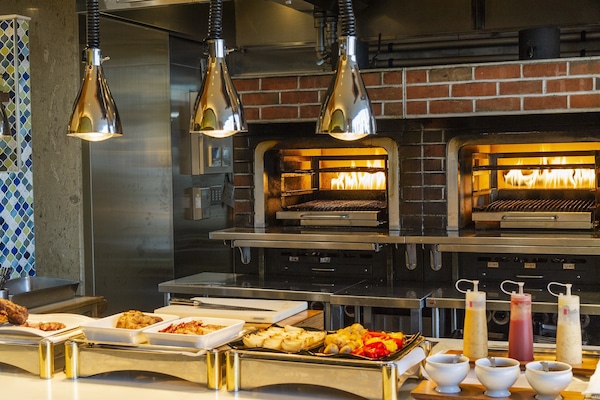 Daily buffet breakfast (JPY 2800 per person)
