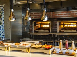 每日供应自助式早餐（每人 JPY 2800）