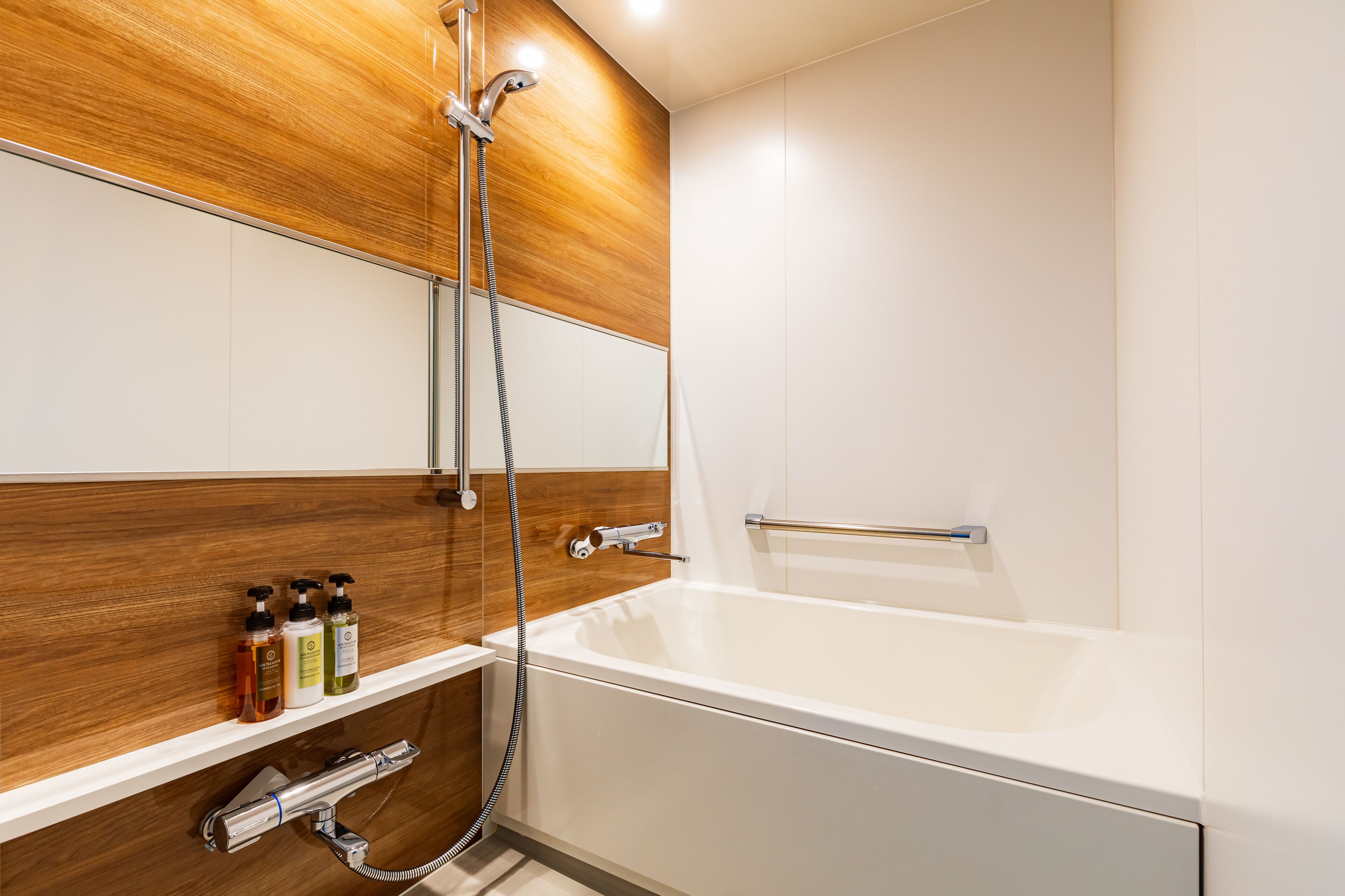 combined shower/bathtub, free toiletries, hair dryer, slippers