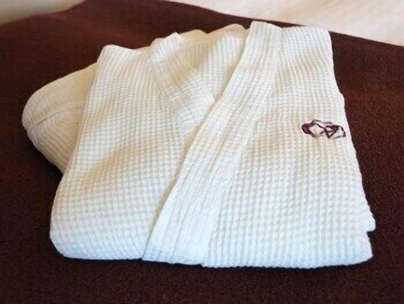 Bathroom amenities | Combined shower/tub, free toiletries, hair dryer, slippers