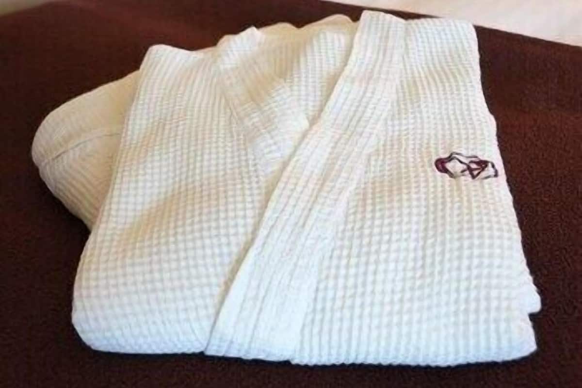 Bathroom amenities | Combined shower/tub, free toiletries, hair dryer, slippers