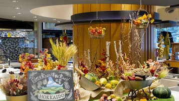Daily buffet breakfast (JPY 2800 per person)