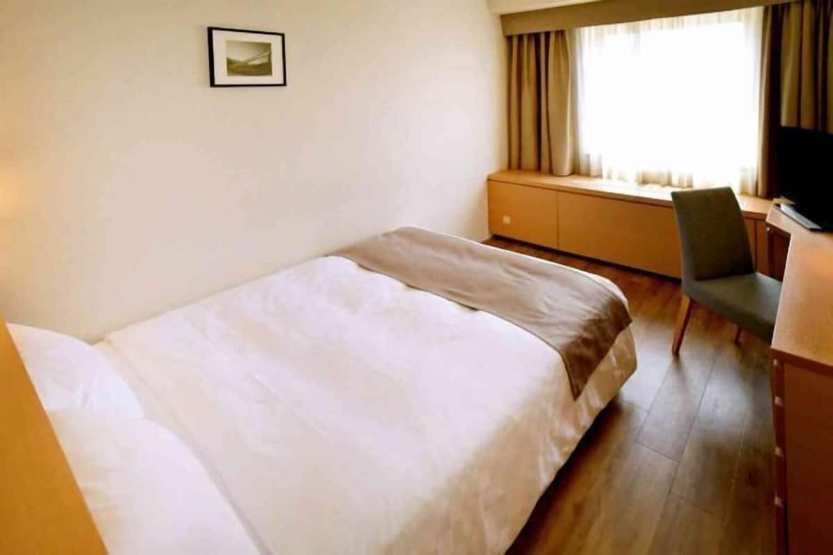 1 bedroom, down duvets, in-room safe, blackout curtains