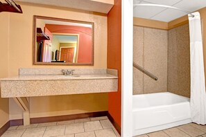 Shower, hair dryer, towels - Days Inn by Wyndham Kansas City (Kansas City)