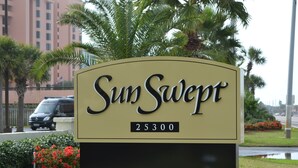 A sign for SunSwept with the address 25300. - Sunswept Condominiums (Orange Beach)