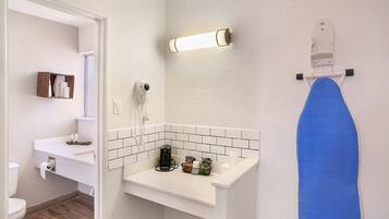 Combined shower/bathtub, hair dryer, towels
