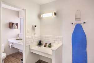 Combined shower/tub, hair dryer, towels
