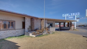 En byggnad med en skylt som visar texten ”Carls Bad Inn” och ett årtal, ”2019”, vid entrén.