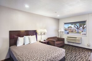 Standard Room, 1 Queen Bed | Desk, iron/ironing board, free WiFi, bed sheets - Carlsbad Inn New Mexico (Carlsbad)