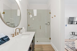 Premium-studiosuite | Badeværelse | Gratis toiletartikler, hårtørrer, håndklæder, Sæbe