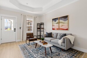 Habitación Premier, vista al patio, en el área del patio | Área de sala de estar | Televisión de pantalla plana, Hulu y servicios de streaming 