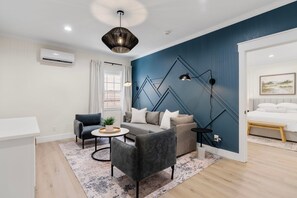 Habitación doble familiar | Área de sala de estar | Televisión de pantalla plana, Hulu y servicios de streaming