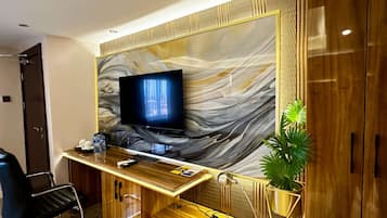 Minibar, coffres-forts dans les chambres, bureau