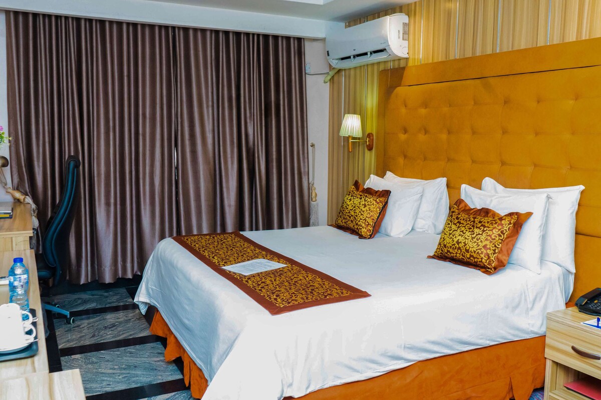 Suite, 1 cama de matrimonio grande (Diplomat) | Minibar, caja fuerte, escritorio y espacio para trabajar con un portátil