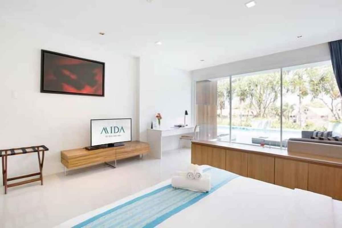 Minibar, in-room safe, desk, soundproofing