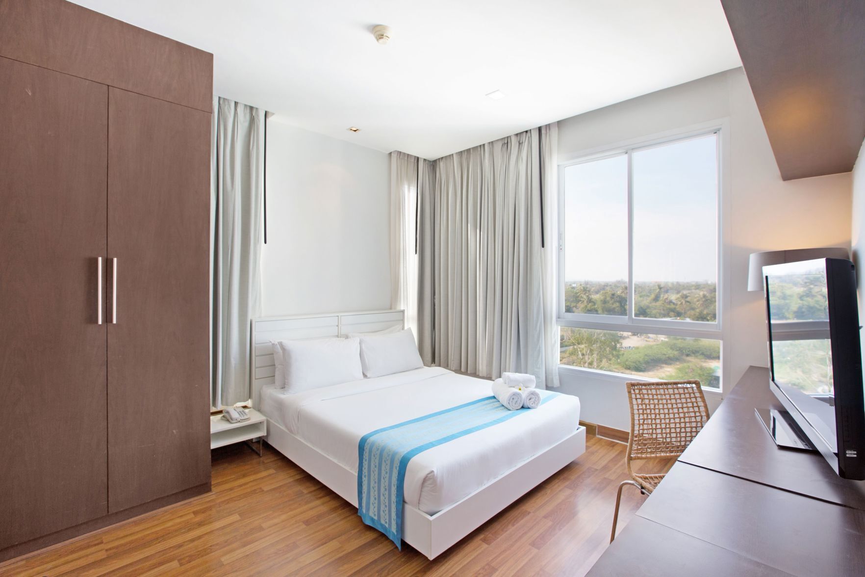 Minibar, caja de seguridad en la habitación y escritorio 