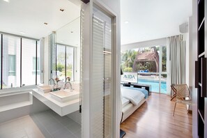2 Bedrooms Corner Suite Pool Access with Bathtub | Minibar, caja de seguridad en la habitación y escritorio 