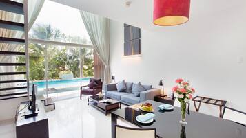 Duplex Pool Access with Bathtub | Pemandangan dari kamar