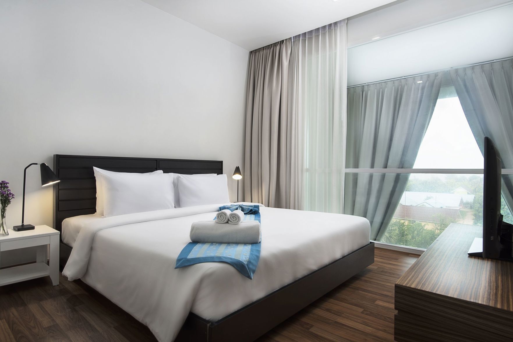 Minibar, caja de seguridad en la habitación y escritorio 