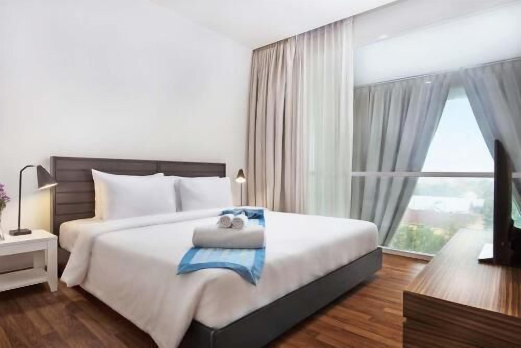 Minibar, caja de seguridad en la habitación y escritorio 