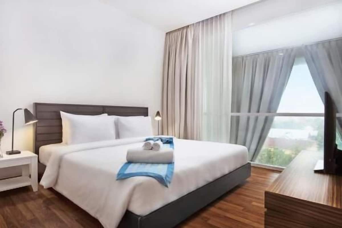 Minibar, caja de seguridad en la habitación y escritorio