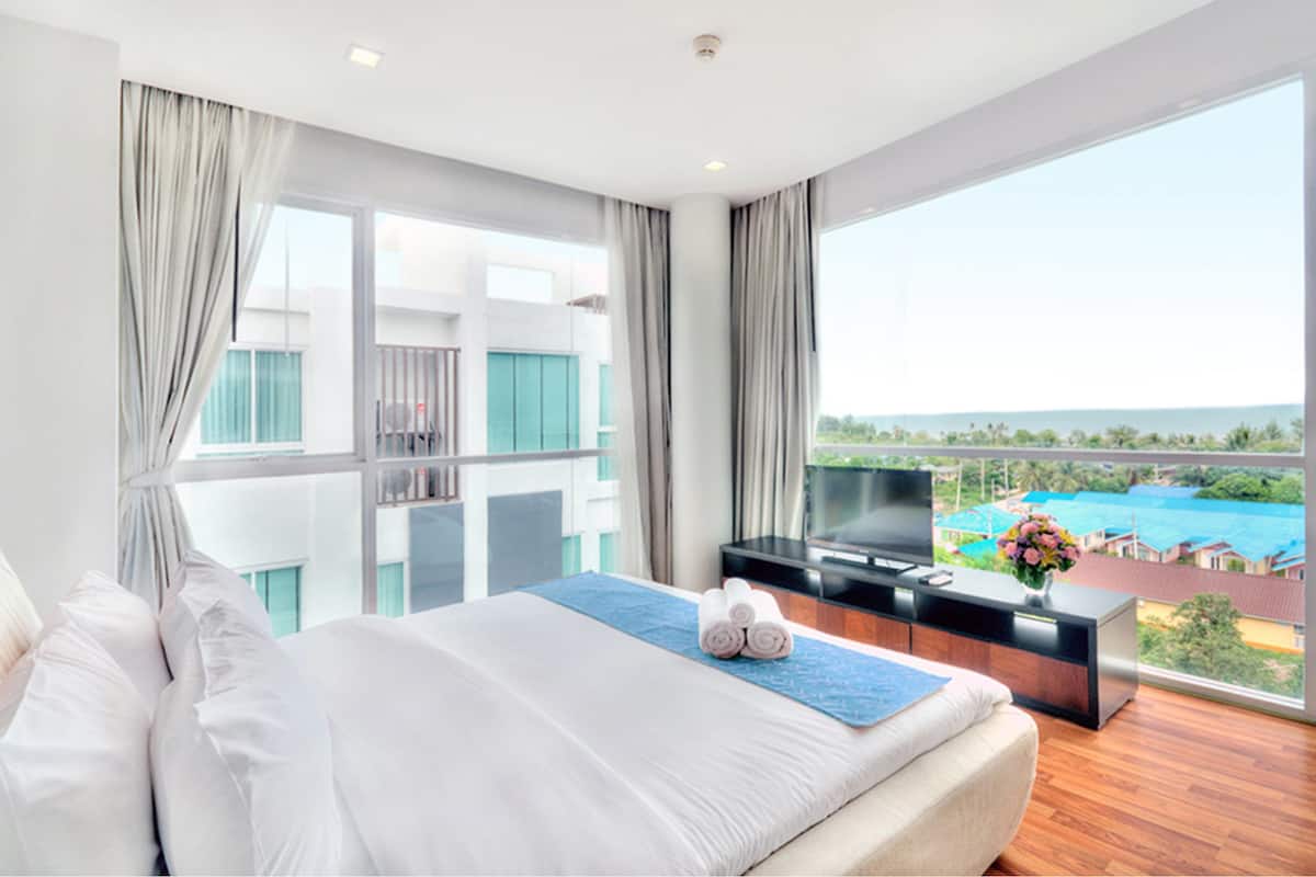 2 Bedrooms Corner Suite with Bathtub | Minibar, in-room safe, desk, soundproofing