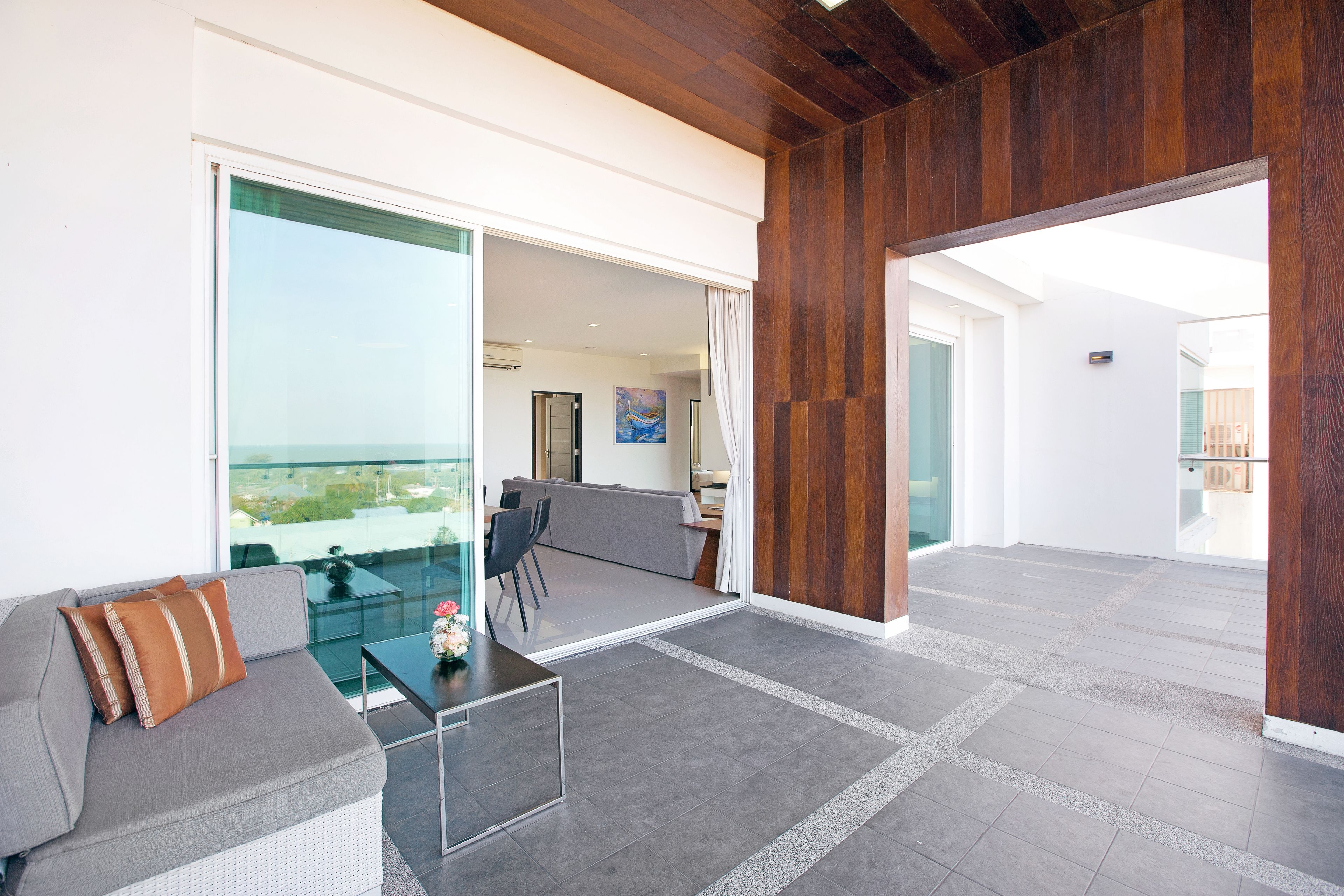 Royal Suite, 3 Bedrooms with Bathtub | Minibar, caja fuerte, escritorio y sistema de insonorización