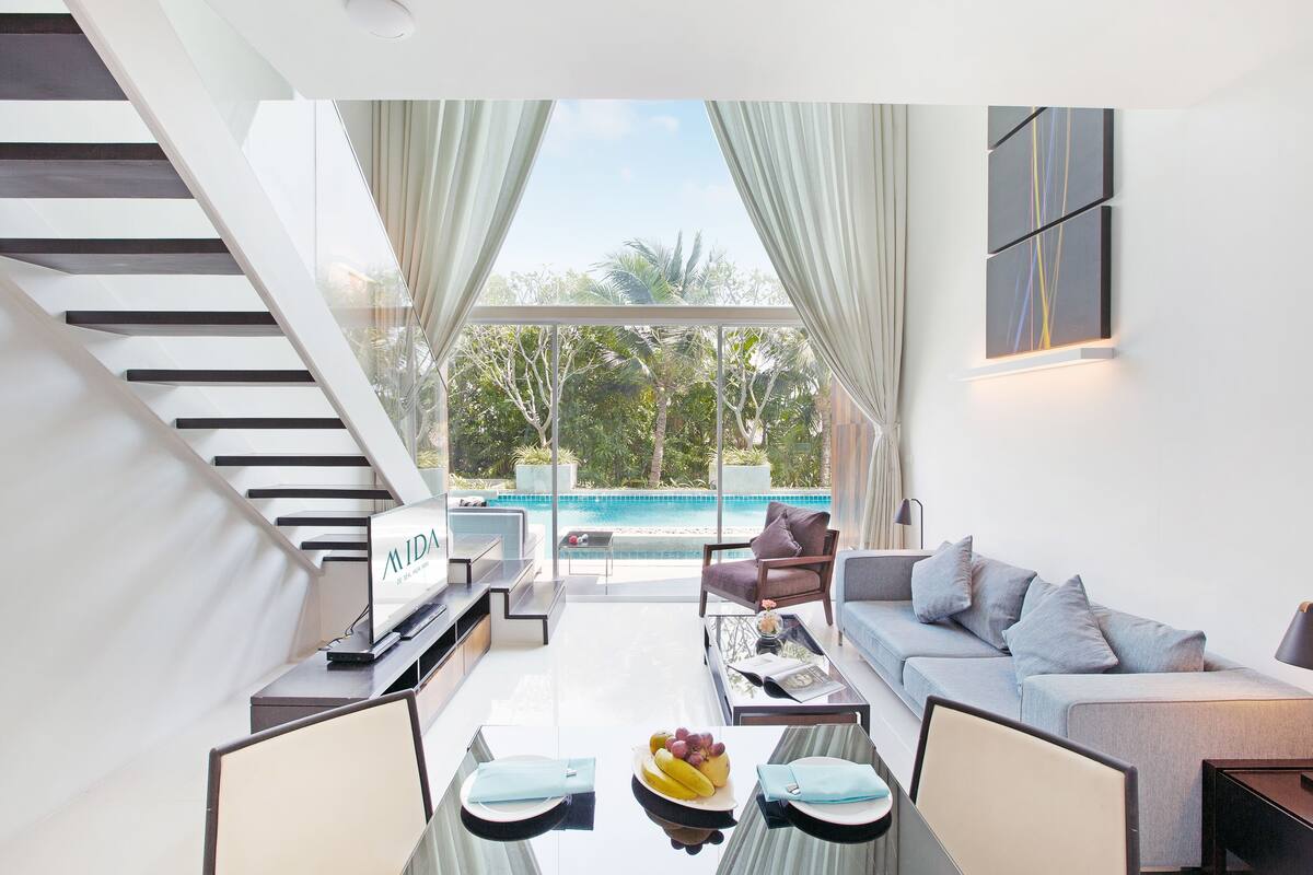 Duplex Pool Access with Bathtub | Zona de estar | Una televisión de pantalla plana