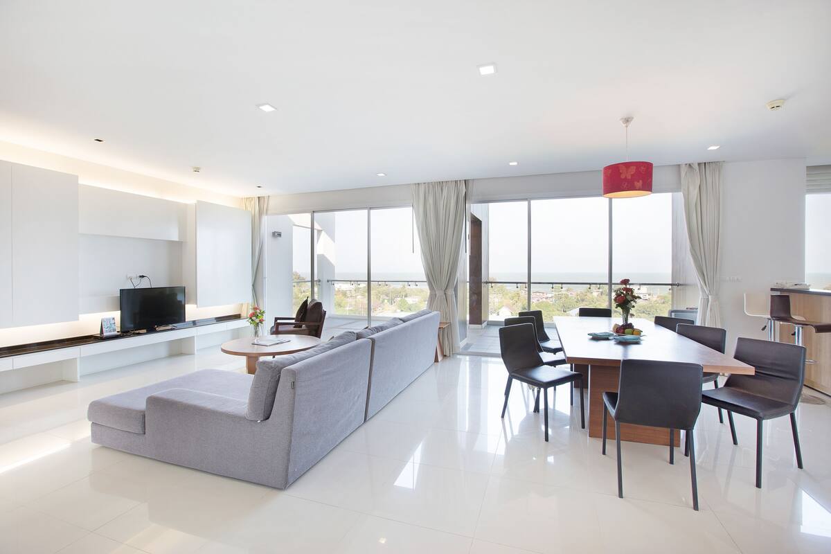 Royal Suite, 3 Bedrooms with Bathtub | Minibar, caja fuerte, escritorio y sistema de insonorización